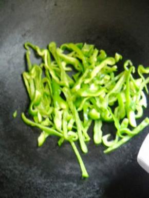 青椒放入锅中煸软。