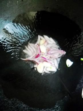 锅中油热，下蒜、洋葱，炒出香味。