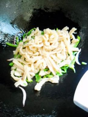 倒入牛肚，翻炒均匀。