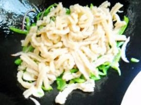 倒入牛肚，翻炒均匀。