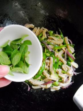 倒入薄荷叶，快速炒匀。