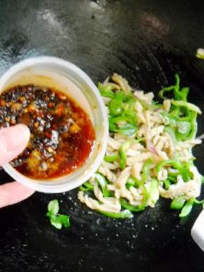 加入牛肉酱，炒匀；调好味即可装盘。