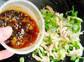 加入牛肉酱，炒匀；调好味即可装盘。