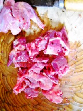 乳鸽收拾好，洗净、剁小块；豆芽洗净、沥干水分；青红椒、洋葱、姜蒜分别切好备用。