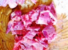 乳鸽收拾好，洗净、剁小块；豆芽洗净、沥干水分；青红椒、洋葱、姜蒜分别切好备用。