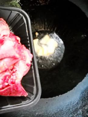 锅中油烧热，爆香姜片，下乳鸽煸炒。