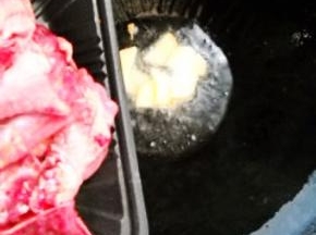 锅中油烧热，爆香姜片，下乳鸽煸炒。