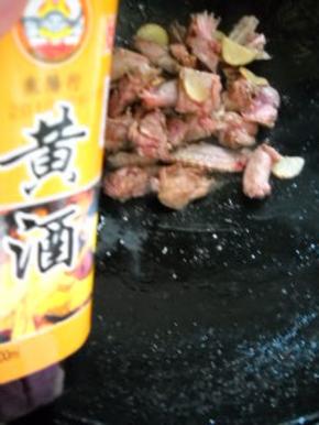 加入料酒，炒匀。