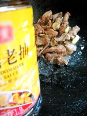 加入盐、老抽，炒匀。