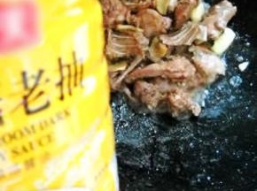 加入盐、老抽，炒匀。
