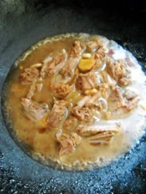 沿锅边加入适量冷水，大火煮开，小火慢炖半小时。