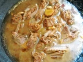 沿锅边加入适量冷水，大火煮开，小火慢炖半小时。