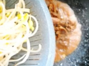 汤汁渐少，加入黄豆芽，炒至断生。