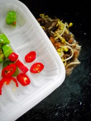 加入青红椒，炒至断生，调好味即可装盘。