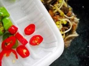 加入青红椒，炒至断生，调好味即可装盘。