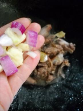 加入蒜瓣、洋葱，翻炒。