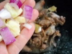 加入蒜瓣、洋葱，翻炒。