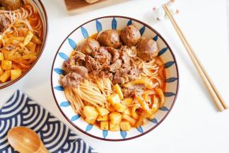 把煮好的牛肉、茭白等材料勺入米线碗里即可