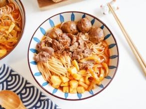 把煮好的牛肉、茭白等材料勺入米线碗里即可