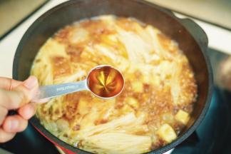 锅里勺入3大勺生抽、2大勺米醋