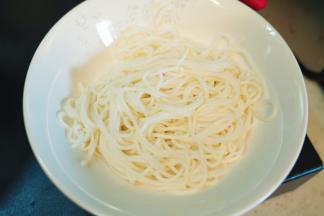 米线滤去水分盛入碗中