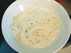 米线滤去水分盛入碗中