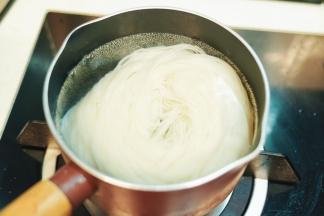 锅里煮开水后放入过桥米线煮8分钟