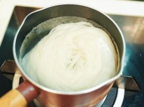 锅里煮开水后放入过桥米线煮8分钟