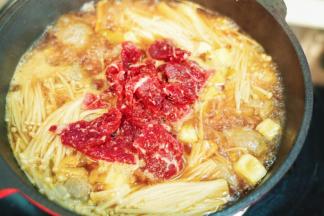 放入牛腱子肉翻拌均匀煮