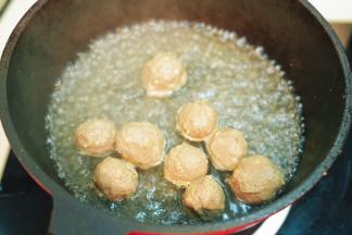 锅里烧开水后放入牛筋丸煮至牛筋丸浮出水面