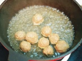 锅里烧开水后放入牛筋丸煮至牛筋丸浮出水面