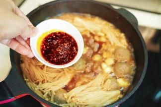 最后倒入油泼辣子翻拌均匀即可