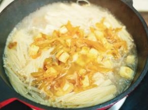 倒入炒香的茭白、榨菜丝和过桥米线一起煮