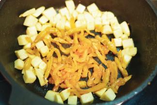 放入榨菜丝一起翻炒出香味后盛出备用