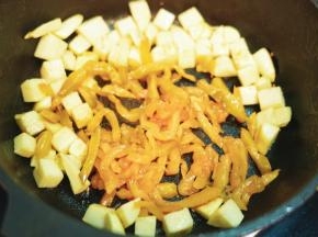 放入榨菜丝一起翻炒出香味后盛出备用