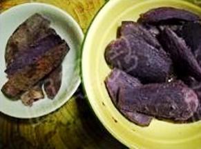 紫薯洗净、切两半，入锅蒸熟，取出去掉皮。