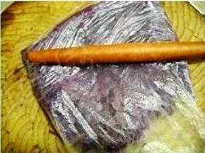 蒸好的紫薯压成泥状。