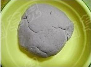 拌合成光滑面团。（如感觉太干可适当少加点水，便于粘合。）