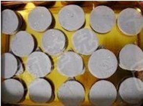 紫薯面团擀开，铺上白芝麻，做成40余个小饼。