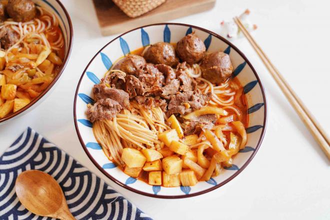 牛肉茭白酸辣过桥米线