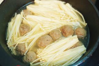 放入洗净去头的金针菇一起煮