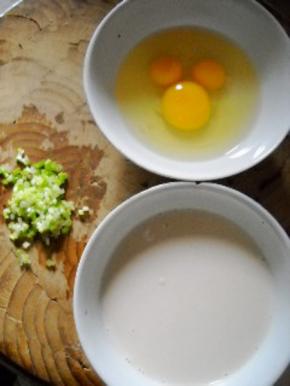 面粉加入适量冷水，调成稀面浆；鸡蛋、鸽蛋打入碗中，调匀；香葱洗净切粒。