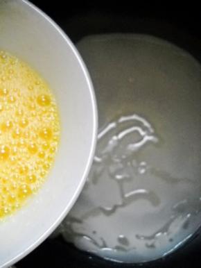 锅烧热，锅底刷少许油，倒入面浆，转动锅，摊成均匀饼皮。