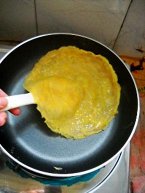 如此反复四个来回，一层面浆一层蛋液。