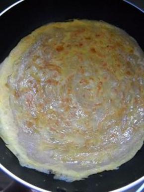 均匀层层摊好面皮夹蛋。