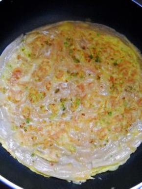 最后一次加蛋液，撒上葱粒，少加点油，翻面煎透。