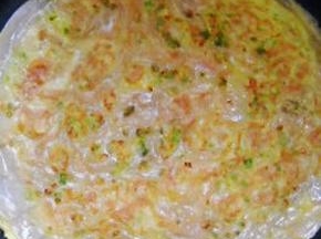 最后一次加蛋液，撒上葱粒，少加点油，翻面煎透。