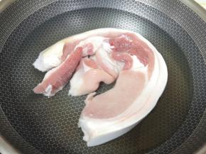 五花肉凉水入锅，加入料酒焯水。