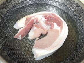 五花肉凉水入锅，加入料酒焯水。