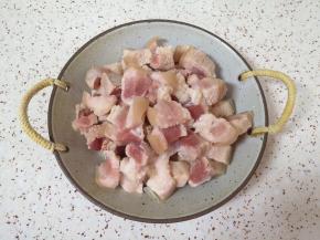 焯过水的五花肉冲洗干净，切成小块备用。